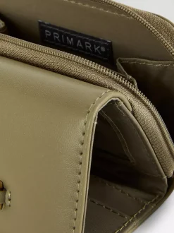 Średniej wielkości portmonetka z łańcuszkiem