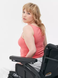 Rozciągliwa koszulka bez rękawów z głębokim dekoltem