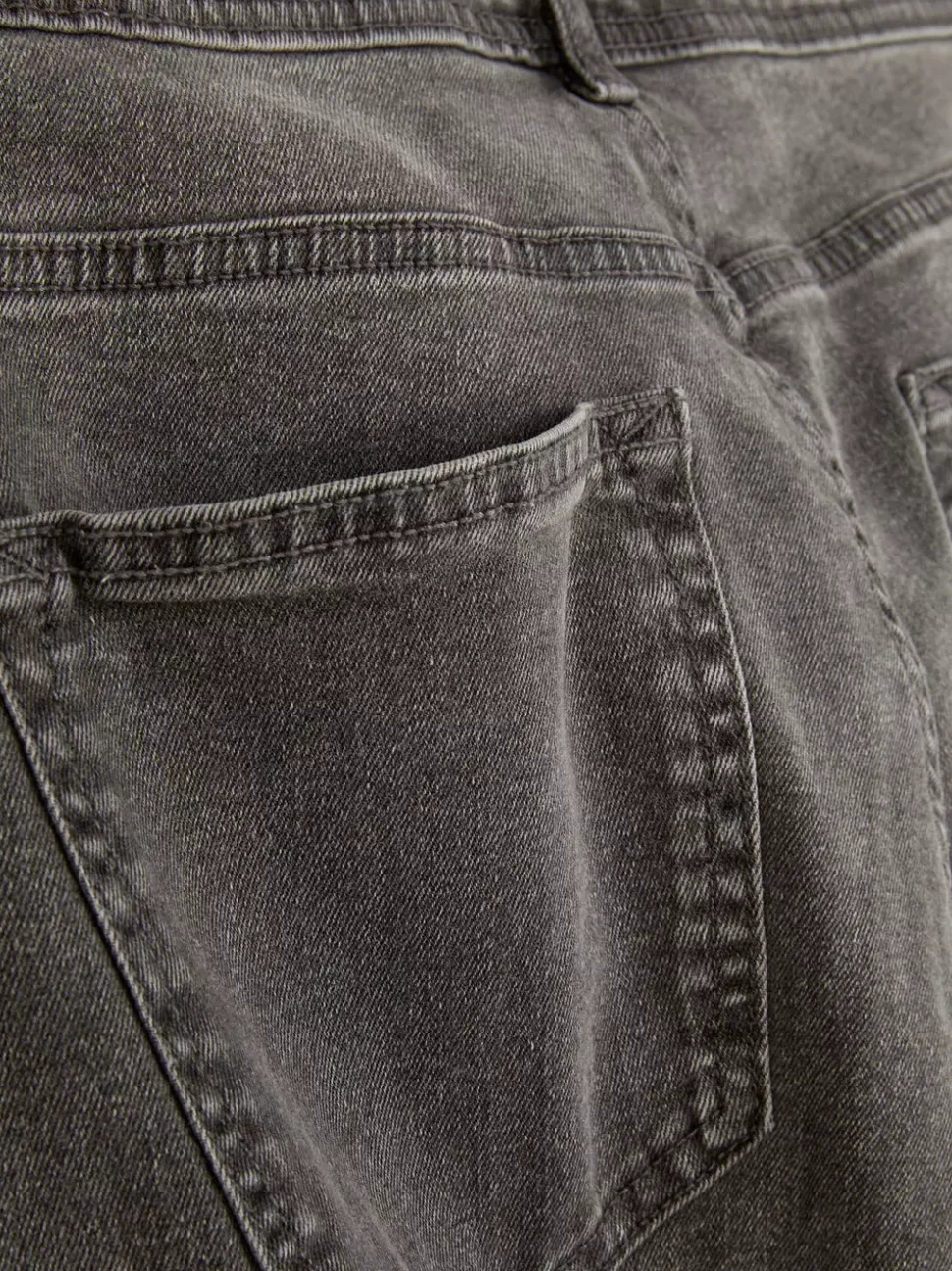 Rozciągliwe jeansy o prostym kroju