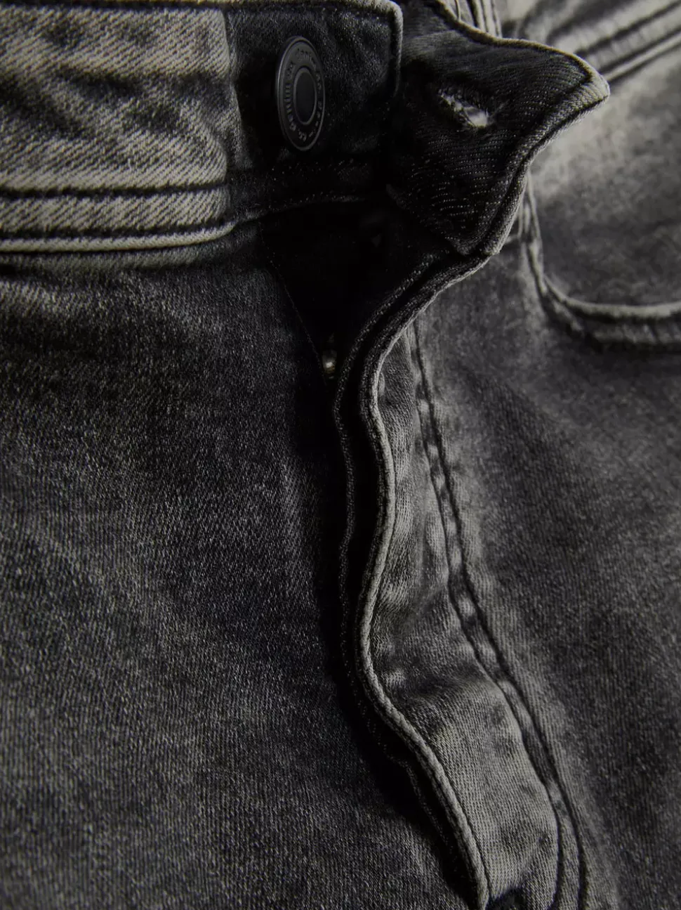 Rozciągliwe jeansy z wąskimi nogawkami