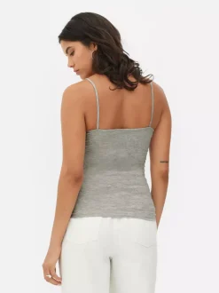 Rozciągliwy top na ramiączkach z głębokim dekoltem