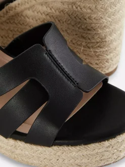 Sandały na koturnie z paskami Paula Echevarría