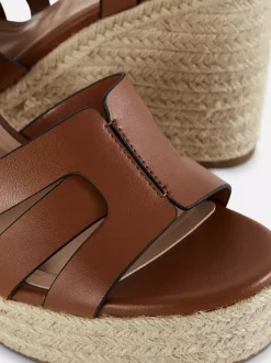 Sandały na koturnie z paskami Paula Echevarría