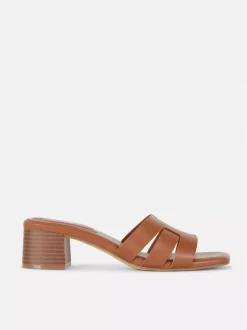 Sandały na obcasie z plecionym paskiem