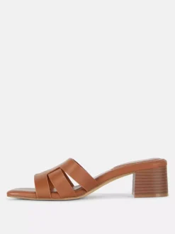 Sandały na obcasie z plecionym paskiem