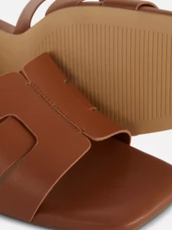 Sandały na obcasie z plecionym paskiem