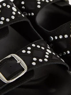 Sandały na płaskiej podeszwie z ćwiekami