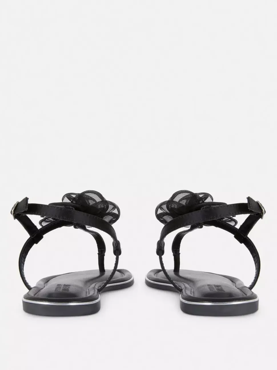 Sandały o szerokim fasonie ze zdobieniami i kwiatem