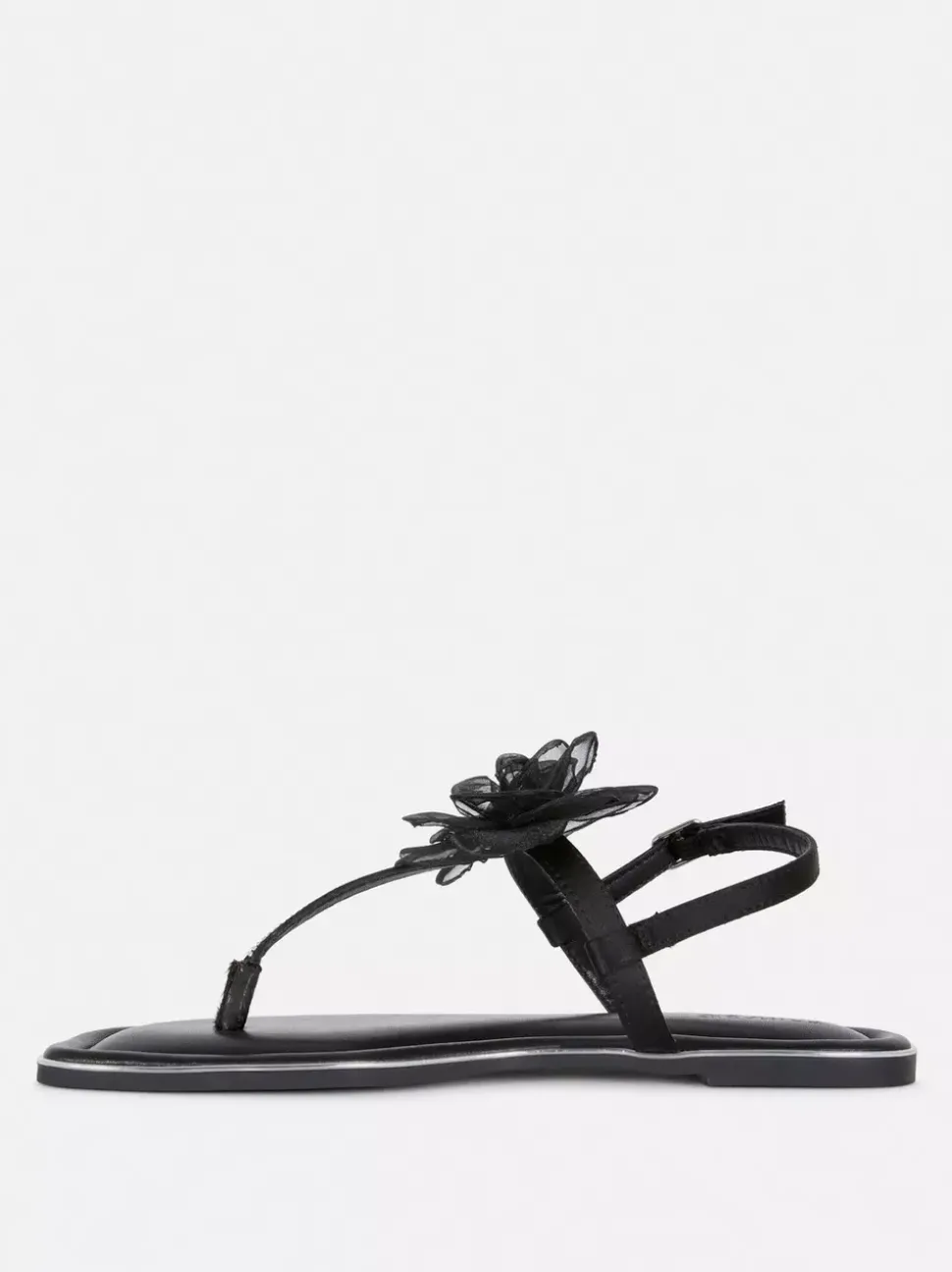 Sandały o szerokim fasonie ze zdobieniami i kwiatem