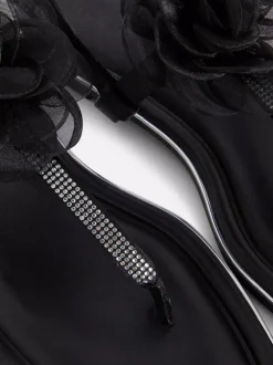 Sandały o szerokim fasonie ze zdobieniami i kwiatem