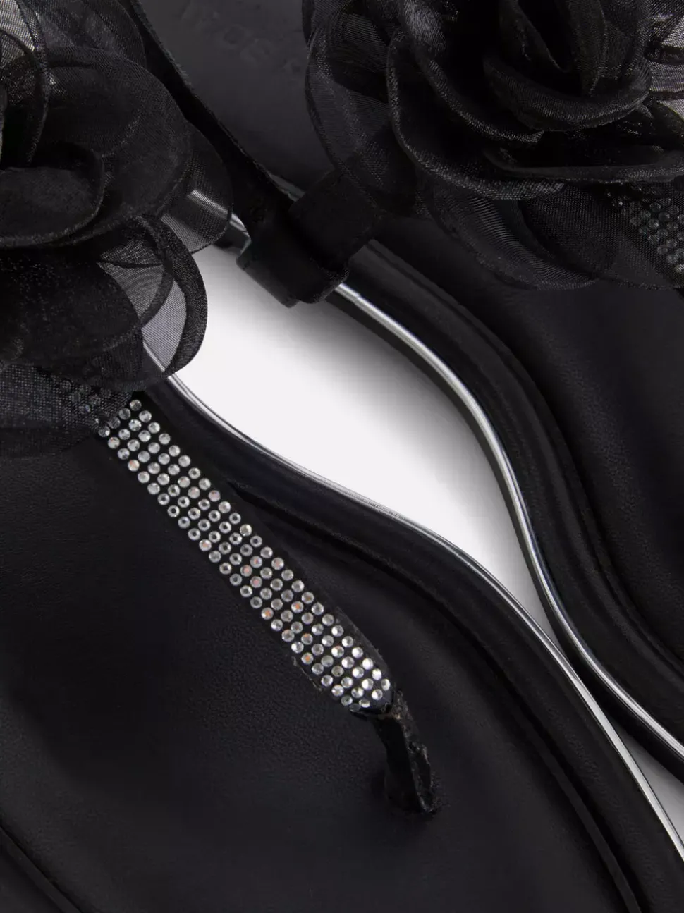 Sandały o szerokim fasonie ze zdobieniami i kwiatem