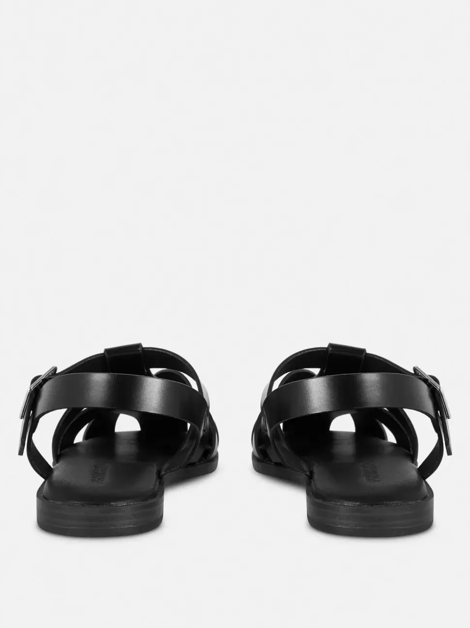 Sandały w rybackim stylu ze skrzyżowanymi paskami