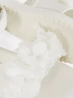 Sandały z paskami w kwiaty