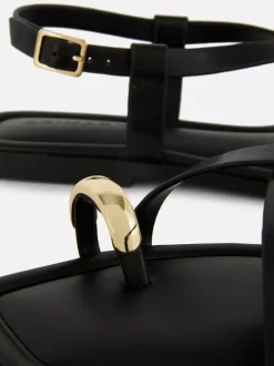 Sandały z paskiem i pętelką na palec