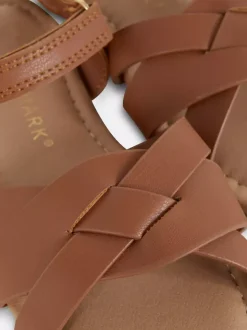 Sandały z plecionymi paskami na krzyż