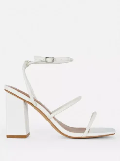 Sandały z trzema paskami na słupku