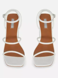 Sandały z trzema paskami na słupku