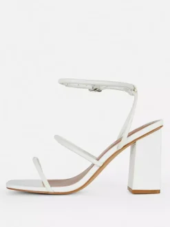 Sandały z trzema paskami na słupku