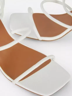 Sandały z trzema paskami na słupku