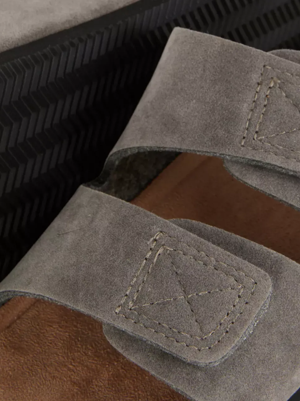 Sandały z wkładką i dwoma paskami