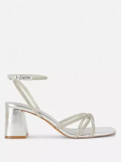 Sandały ze zdobionym paskiem na klockowym obcasie