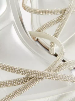 Sandały ze zdobionym paskiem na klockowym obcasie