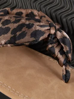 Sandały-japonki na płaskiej podeszwie