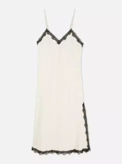 Satynowa koszula nocna z kontrastową koronką