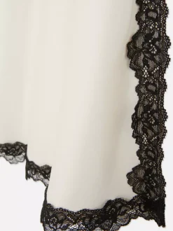 Satynowa koszula nocna z kontrastową koronką