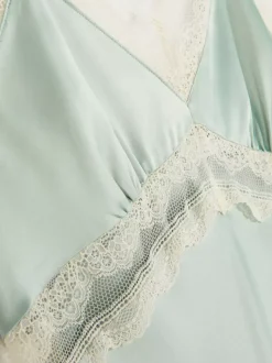 Satynowa koszula nocna z koronką