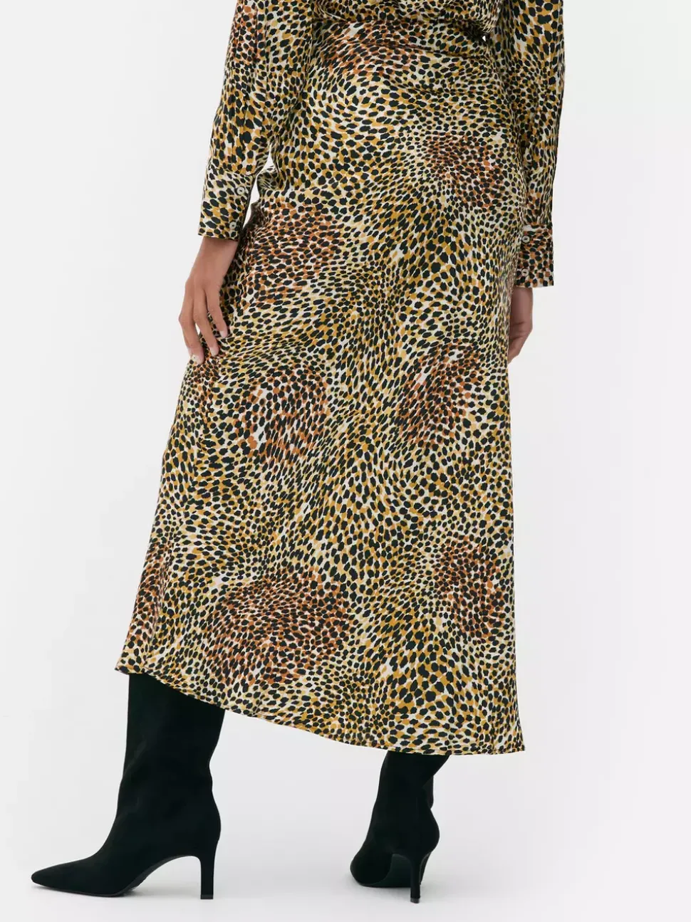 Satynowa spódnica midi z nadrukiem