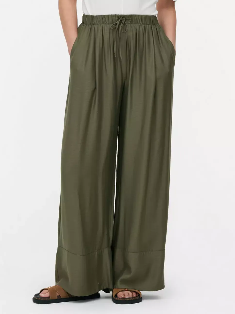 Satynowe spodnie z prostą nogawką The Edit