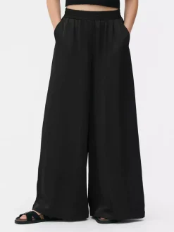 Satynowe spodnie z szeroką nogawką The Edit