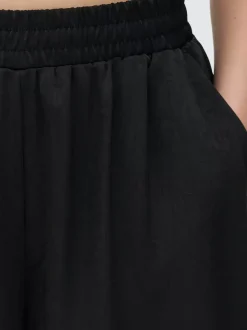 Satynowe spodnie z szeroką nogawką The Edit