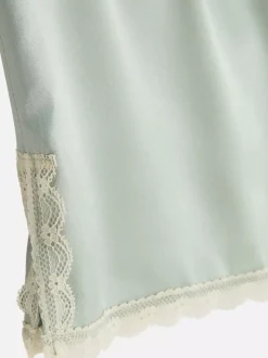 Satynowe szorty piżamowe wykończone koronką