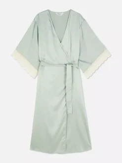 Satynowy szlafrok z koronką