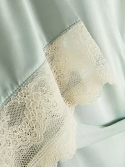 Satynowy szlafrok z koronką