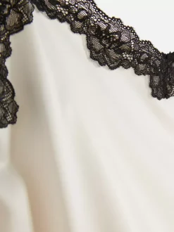 Satynowy top od piżamy na ramiączkach z koronką