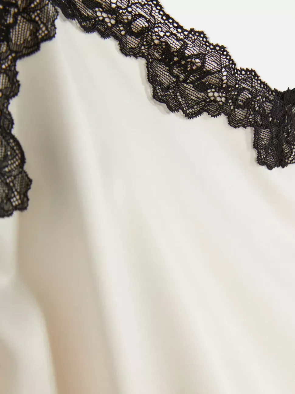 Satynowy top od piżamy na ramiączkach z koronką