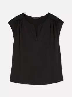 Satynowy T-shirt z dekoltem w serek