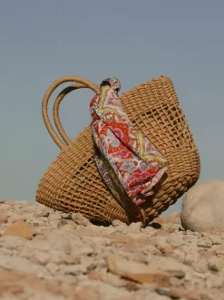 Słomkowa minitorebka typu bucket na długim pasku