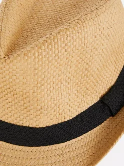 Słomkowy kapelusz typu trilby