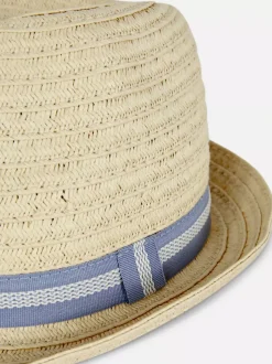 Słomkowy kapelusz typu trilby