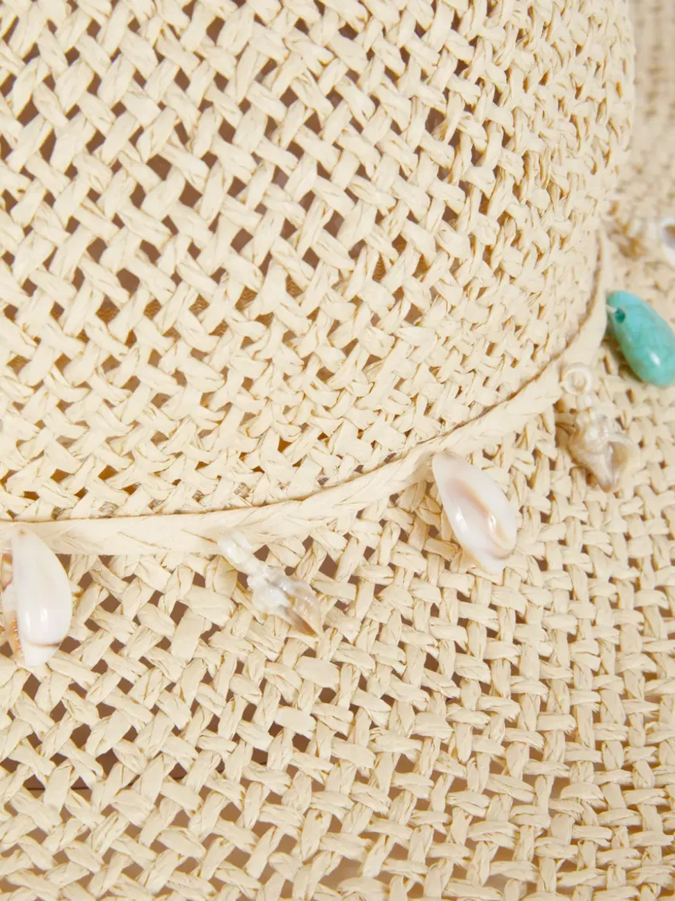 Słomkowy kapelusz z szerokim rondem