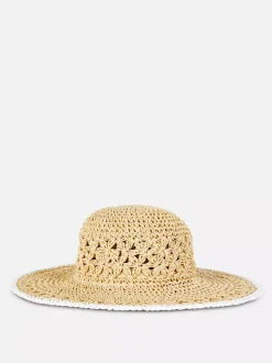Słomkowy kapelusz z szerokim rondem o luźnym splocie