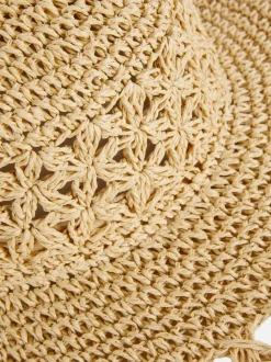 Słomkowy kapelusz z szerokim rondem o luźnym splocie