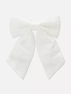 Spinka do włosów z kokardą z haftem angielskim