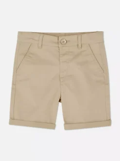 Spodenki chinosy z podwiniętymi nogawkami