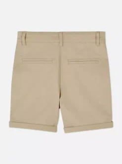 Spodenki chinosy z podwiniętymi nogawkami