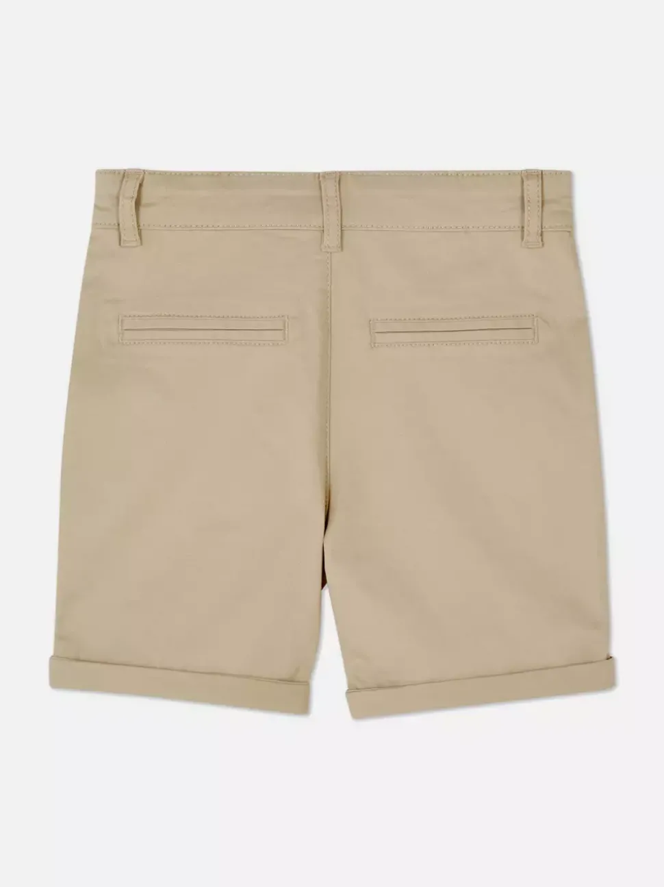 Spodenki chinosy z podwiniętymi nogawkami